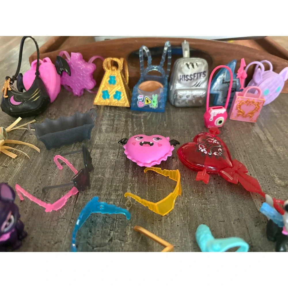 Monster High G3 Doll Accessories and Pets Lot Count Fabulous Watzie Hissfits Bag